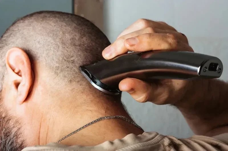 Saç Kazıtmak Faydalı mı? Saç Sağlığına Etkileri ve Bilimsel Gerçekler
