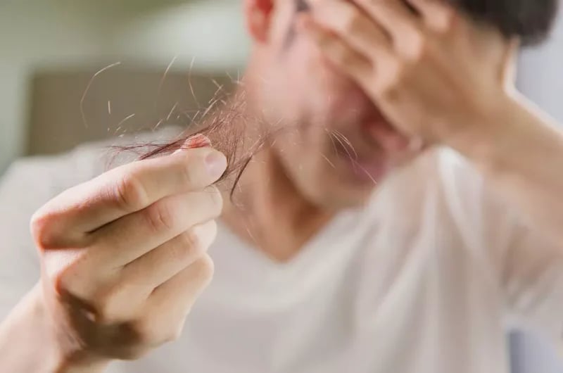 Saç Dökülmesi Kaç Yaşında Başlar? Yaşa Göre Nedenler